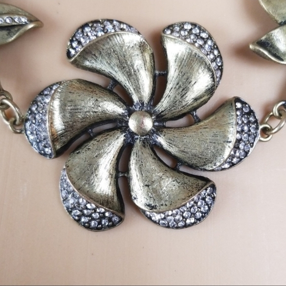 Charming Charlie chuncky Gold flower necklace - Picture 5 of 6